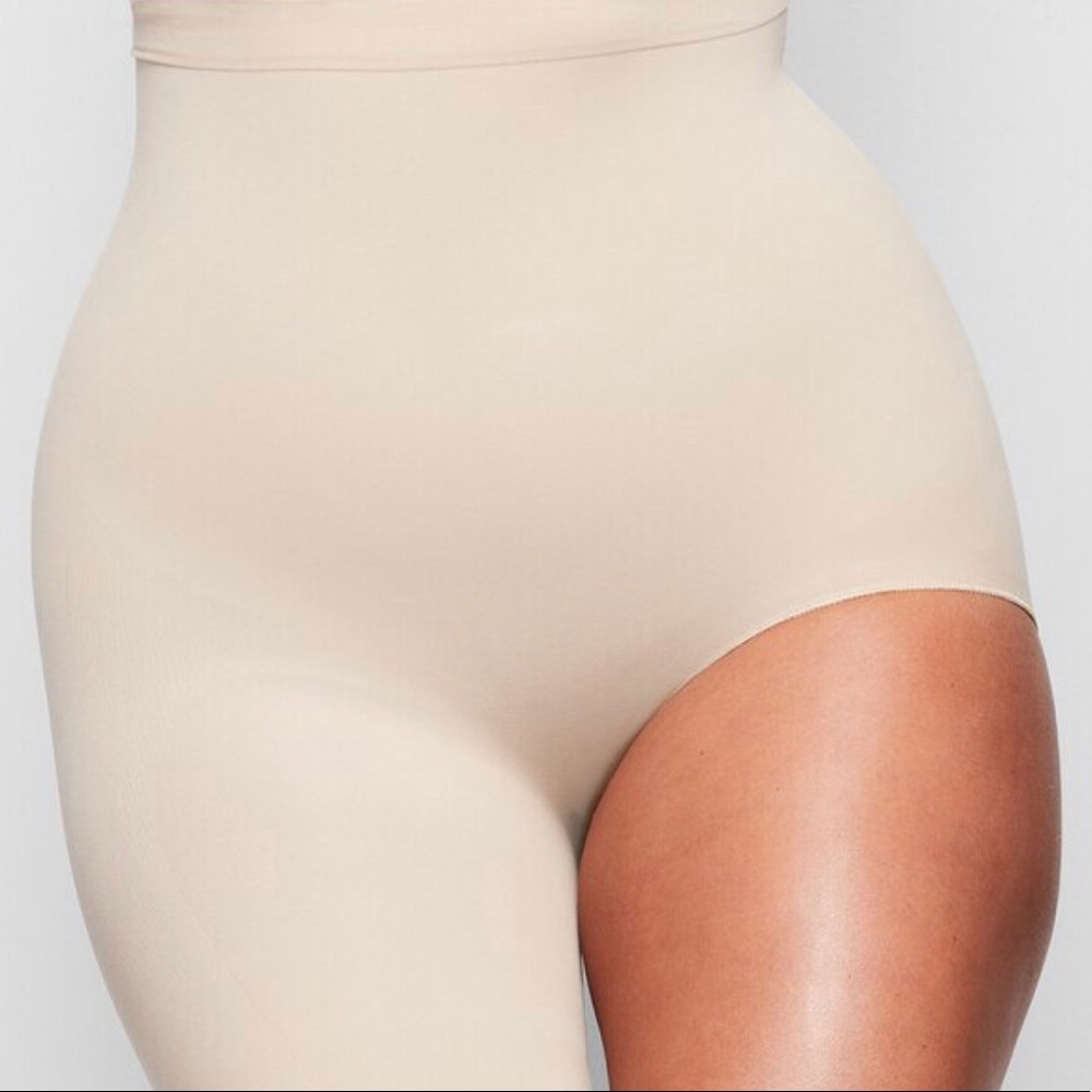 SKIMS The Solution Short #1 (Left Leg Exposed)
